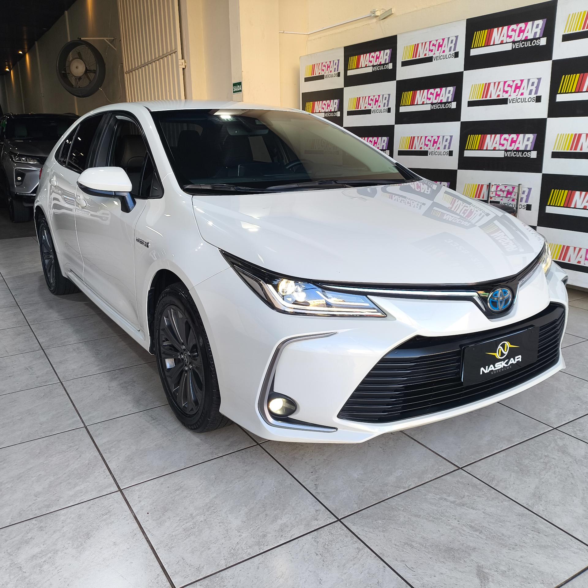 COROLLA Altis Hv — frente